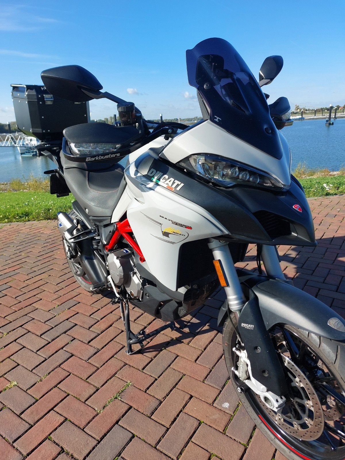 Ducati 950s met Givi kofferset en extra bescherming, Particulier, Toermotor