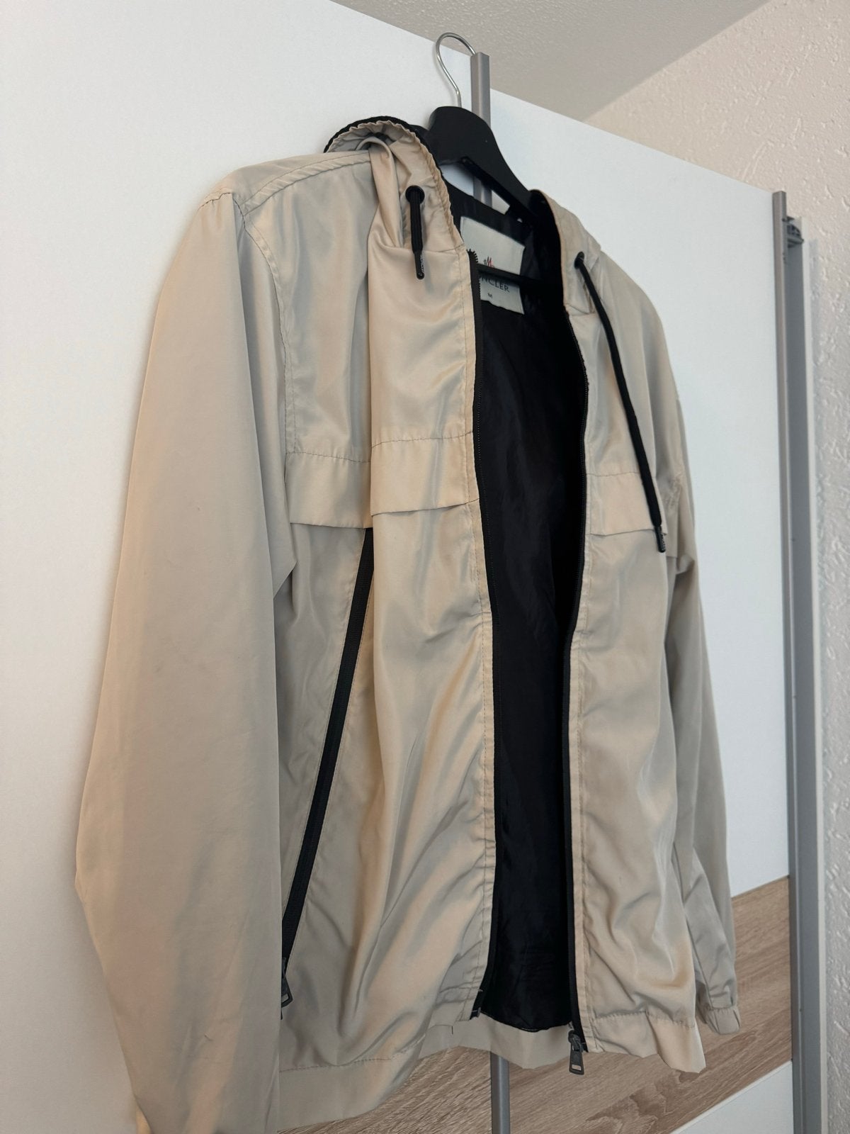 Moncler jas maat M, Ophalen, Zo goed als nieuw, Maat 48/50 (M), Beige