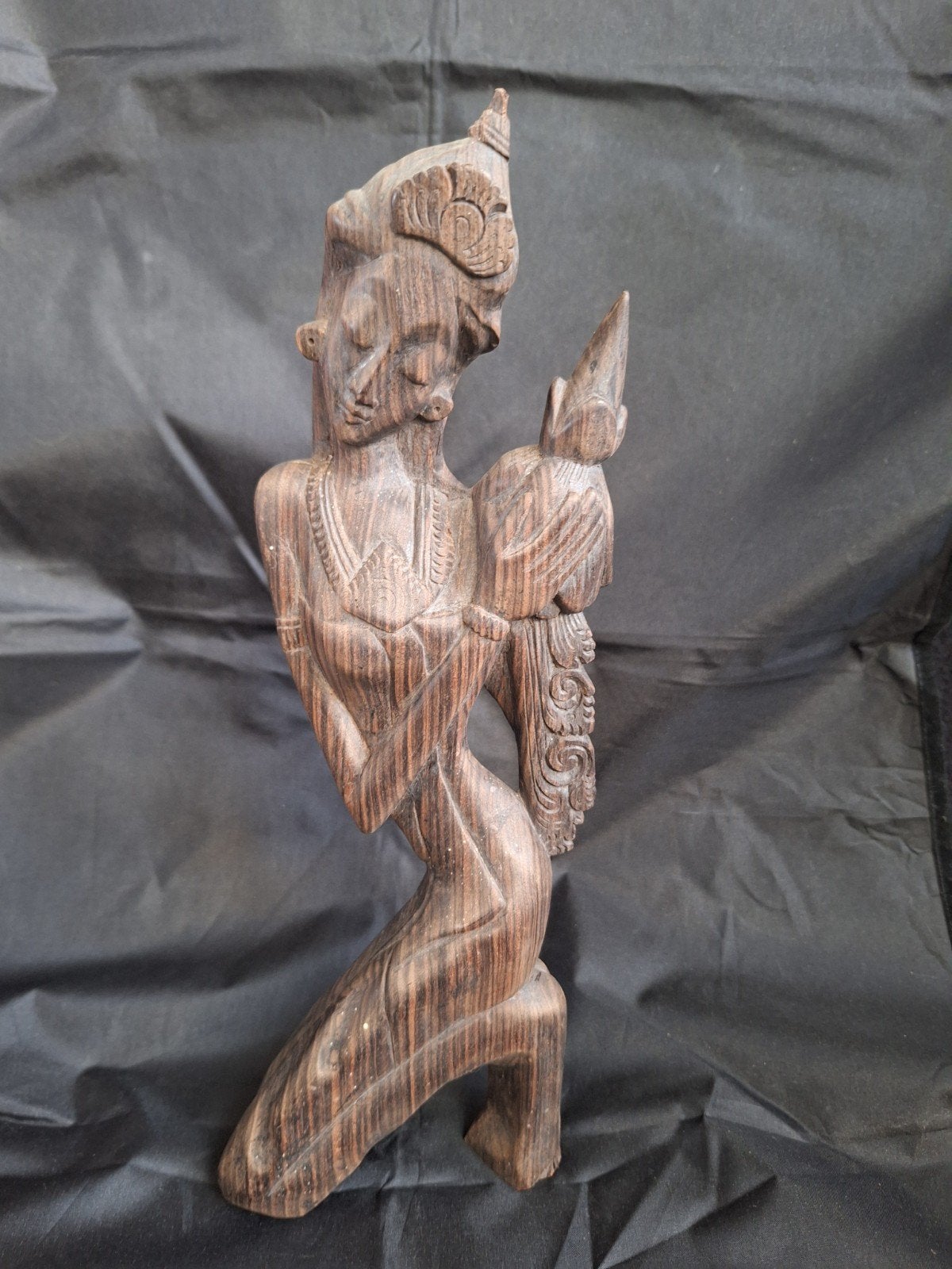 Houten beeld van knielende vrouw met vogel, Aziatisch, Antiek en Kunst, Ophalen, Art deco, 20 - 50 cm, Beeld