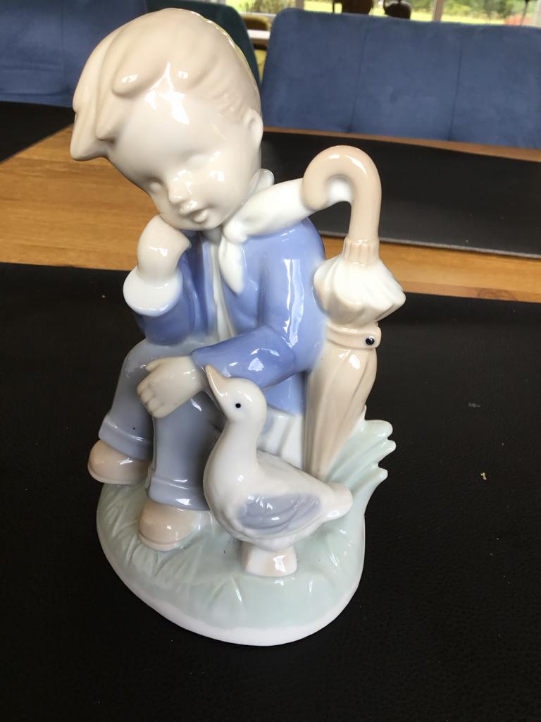 Vintage- Porseleinen Beeldje - Jongen met Paraplu en Eend., Ophalen of Verzenden