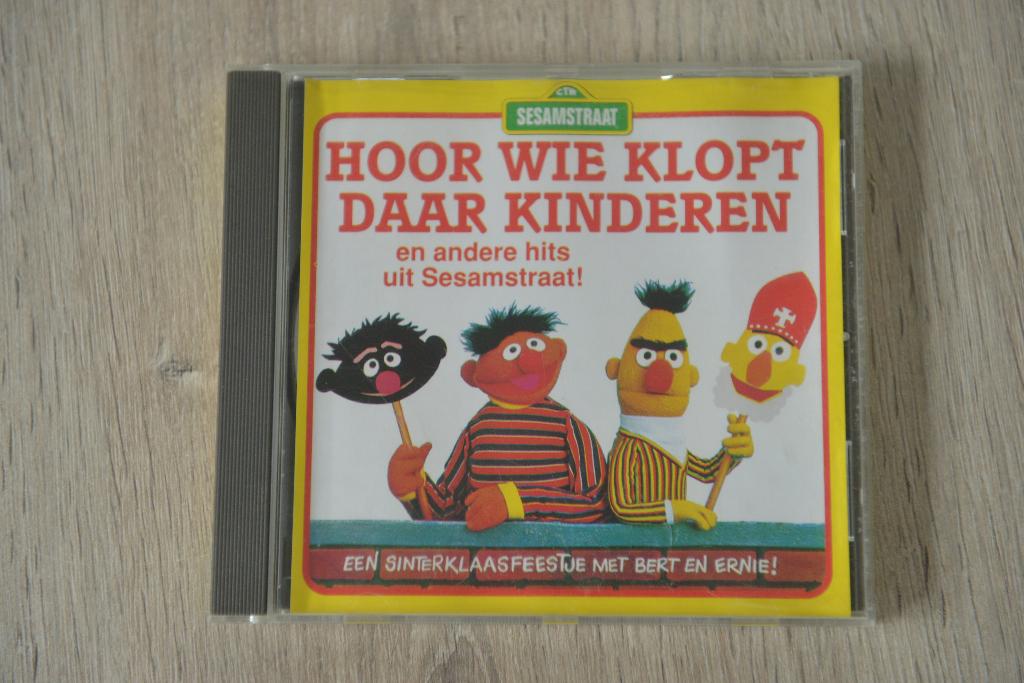 SESAMSTRAAT -- EEN SINTERKLAAS FEESTJE MET BERT EN ERNIE, Verzenden, Zo goed als nieuw