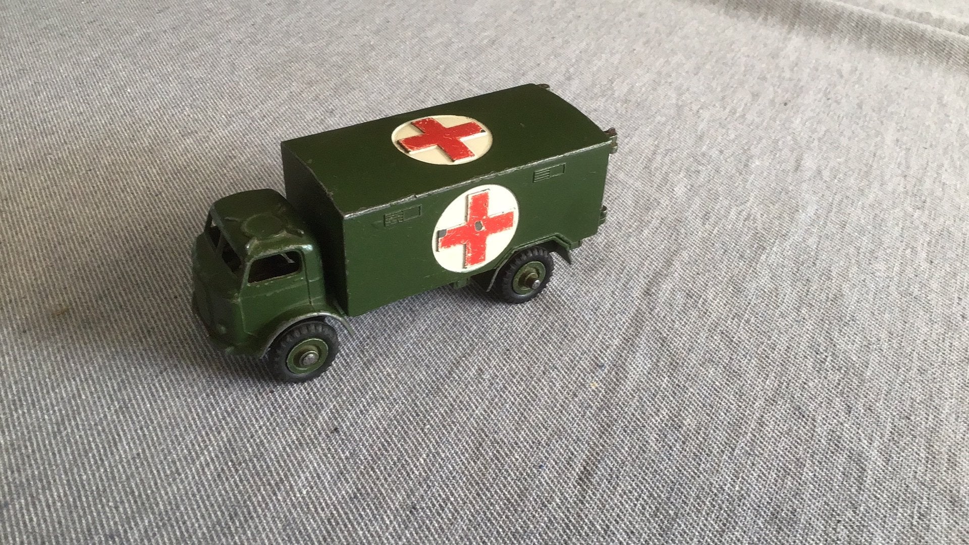 DINKY TOYS MILITARY AMBULANCE ,GOEDE ACHTERDEUREN !, Ophalen of Verzenden, Zo goed als nieuw, Auto, Dinky Toys