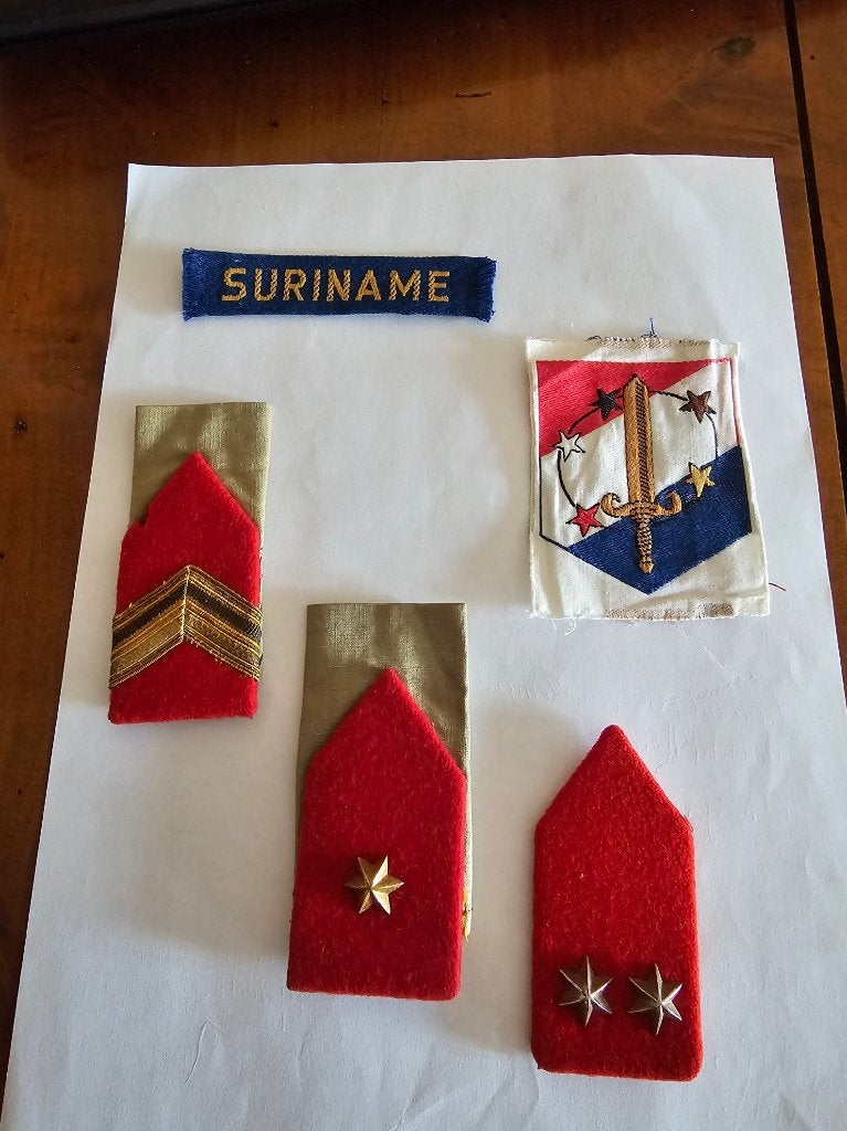 SET MILITAIRE EMBLEMEN   SURINAME, Ophalen of Verzenden, Landmacht, Nederland, Embleem of Badge