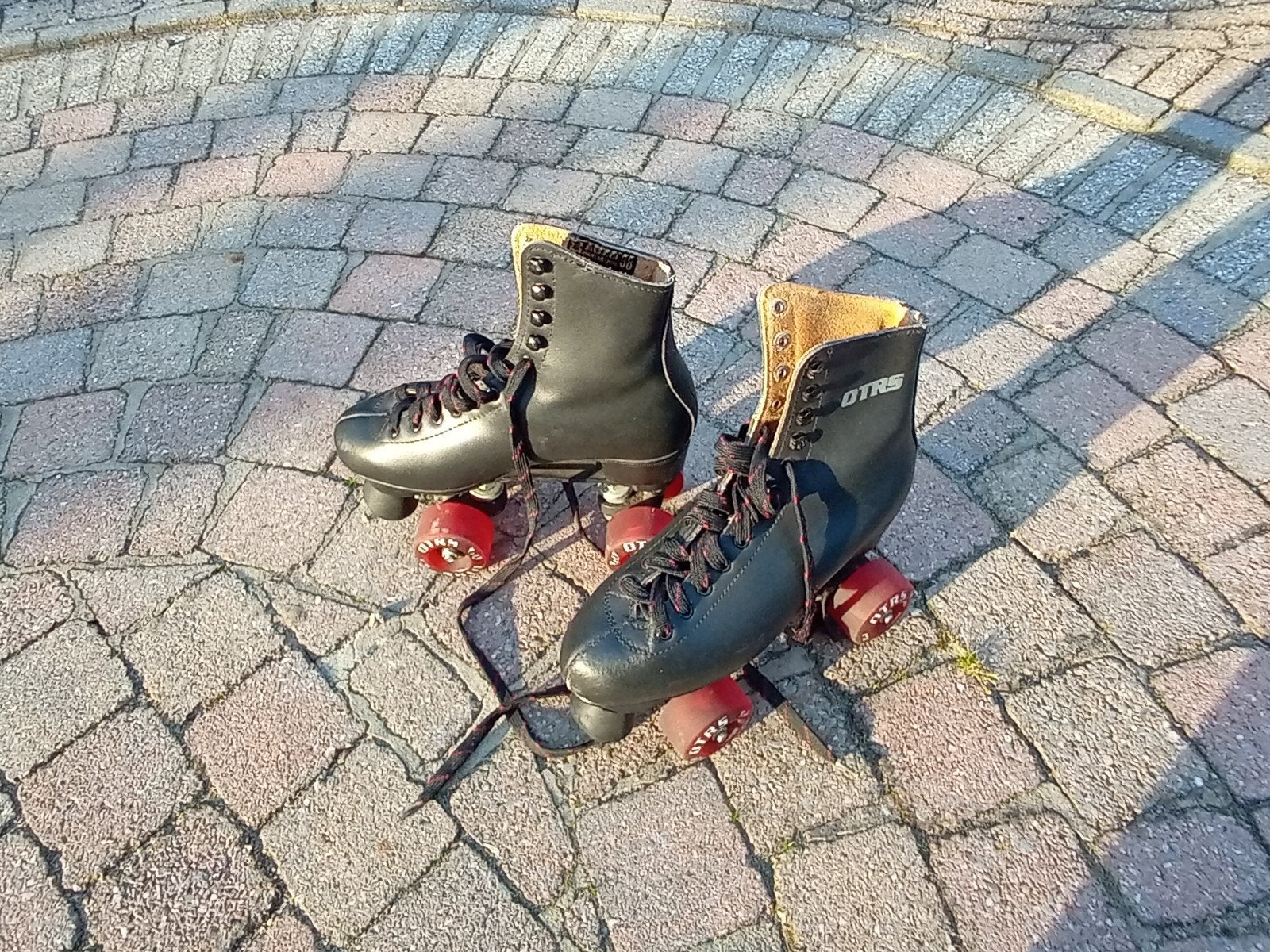 OTRS rolschaatsen - Zwart met rode wielen, Ophalen, Zo goed als nieuw, Dames