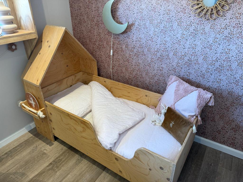 Peuterbed huisje handgemaakt, Kinderen en Baby's, Kinderkamer | Bedden, Ophalen, Zo goed als nieuw, 140 tot 160 cm, 70 tot 85 cm