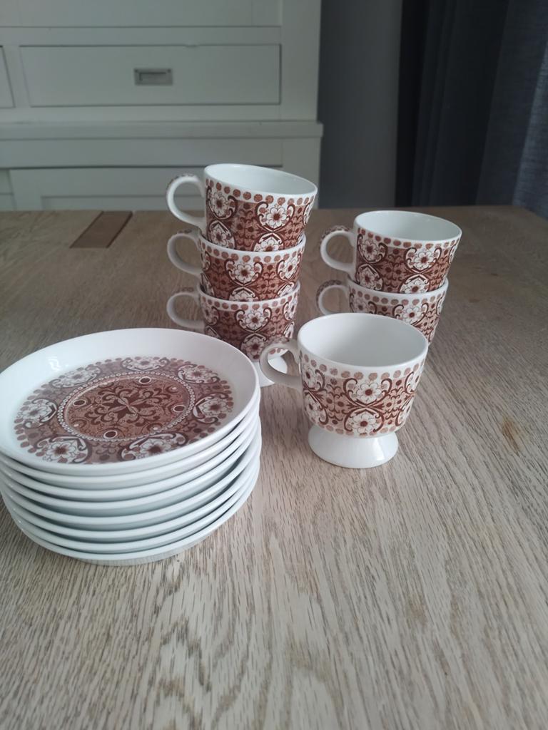 Arabia Ali set van 6 kopjes en 8 schoteltjes, Gebruikt, Keramiek, Ophalen of Verzenden, Overige stijlen