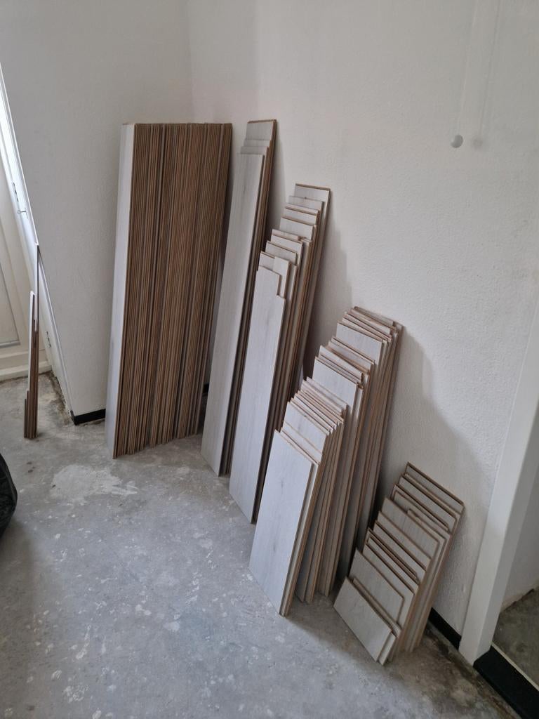 MOET SNEL WEG -  Wit laminaat 25,5 m2 met ondervloer plinten, Ophalen, Gebruikt, 50 tot 150 cm, 10 m² of meer