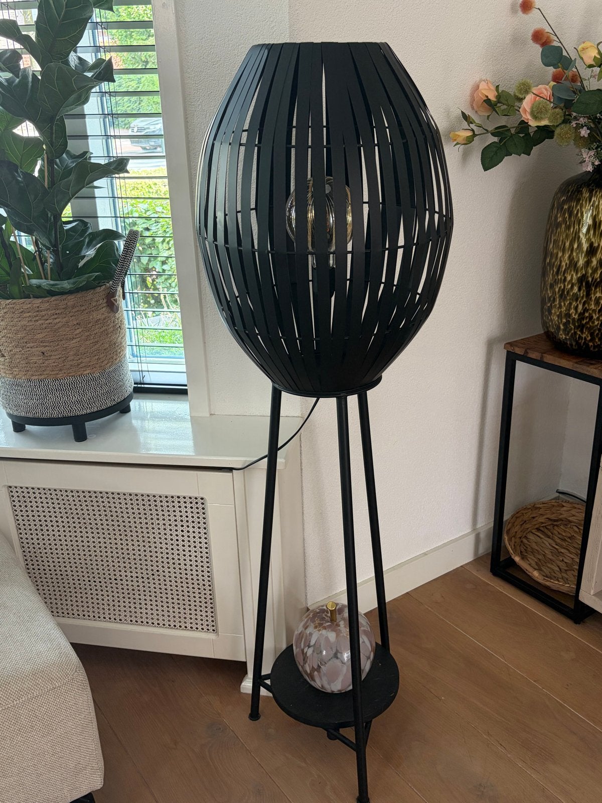 Stijlvolle zwarte vloerlamp met uniek design, Huis en Inrichting, Ophalen, E27 (groot), Zo goed als nieuw, Metaal