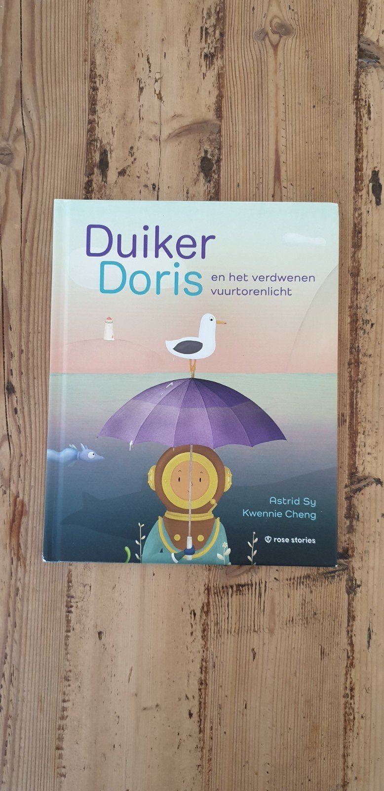 Duiker Doris en het verdwenen vuurtorenlicht, Ophalen of Verzenden, Zo goed als nieuw, Astrid Su, Kwennie Cheng, 2 tot 3 jaar