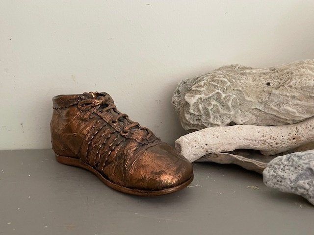 Vintage bronzen babyschoentje schoen. Veterschoentje brons, Antiek en Kunst, Ophalen