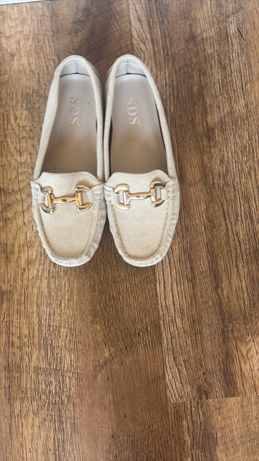 SDS beige instappers met gouden gesp, Ophalen, Zo goed als nieuw, Beige, Instappers