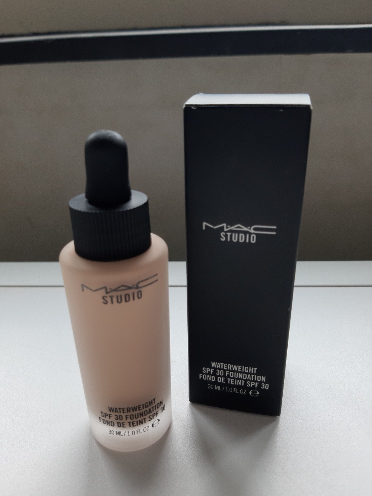 Mac Studio Waterweight SPF 30 Foundation Kleur NW20., Verzenden, Nieuw, Gehele gezicht, Make-up