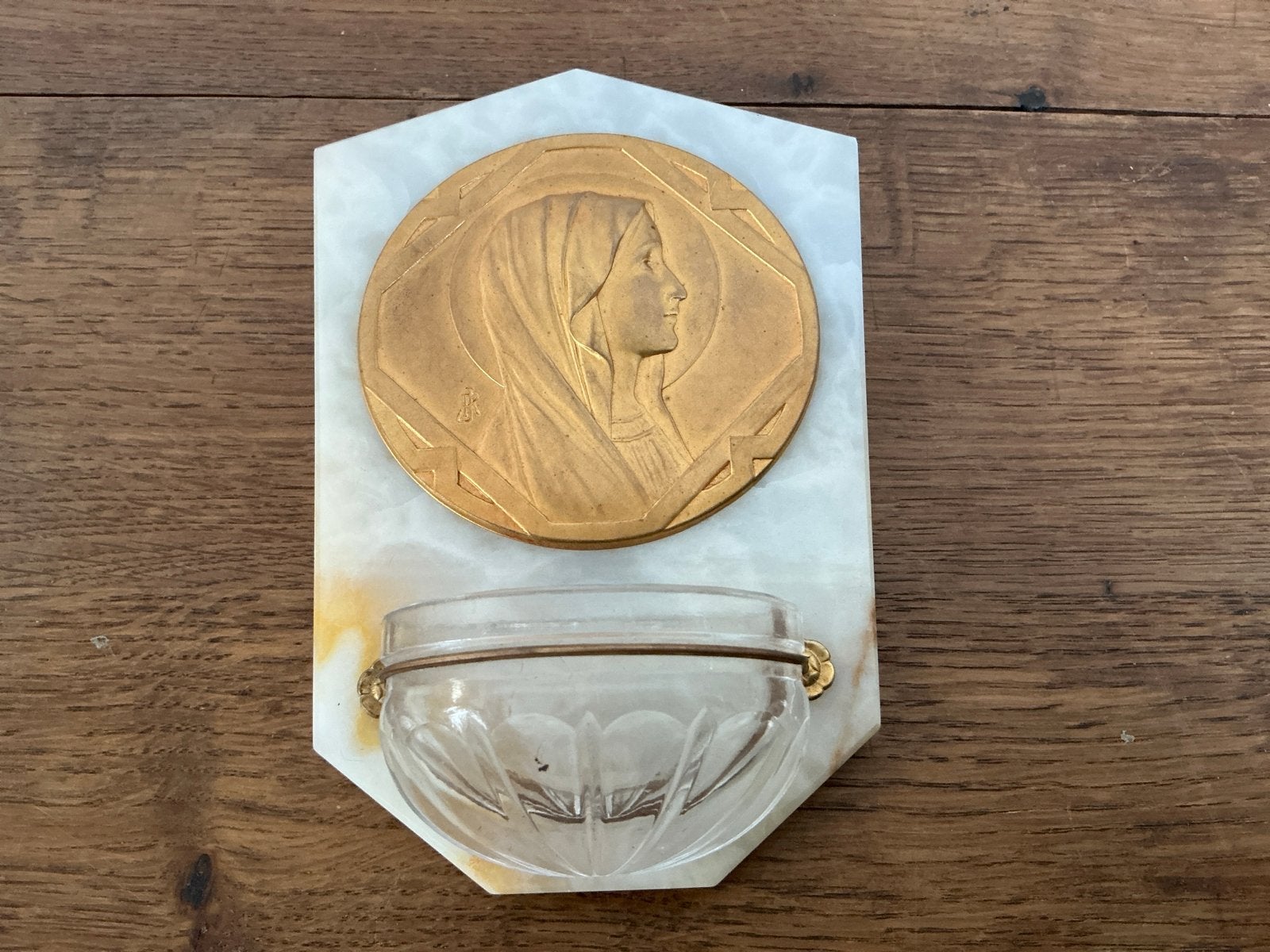 Wijwater vaatje met gesigneerde Maria beeltenis op marmer, Ophalen of Verzenden