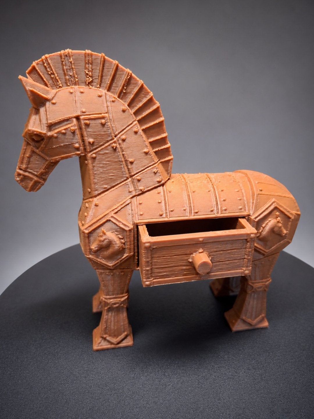 Trojaans Paard met lade, B, Overige stijlen, Nieuw, Kunststof
