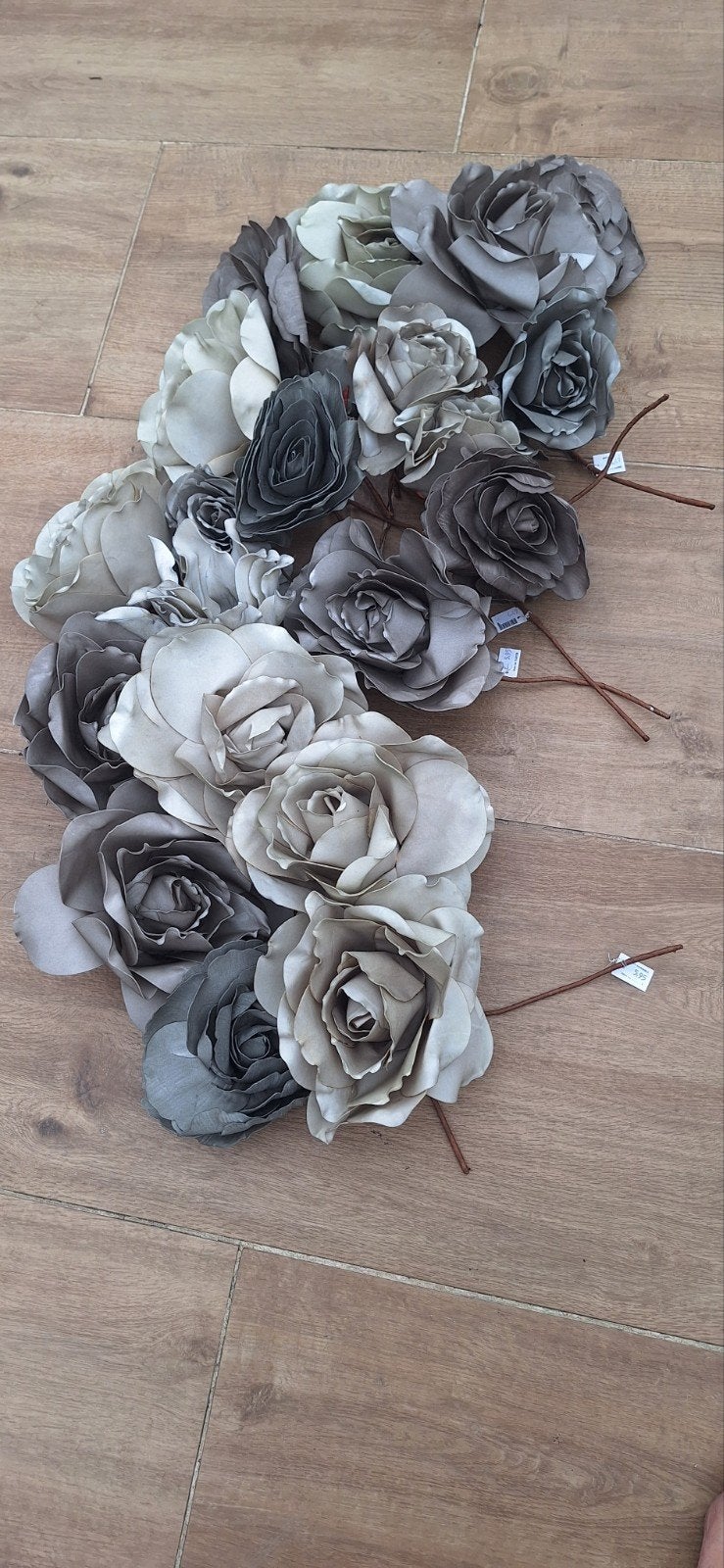 Koopje Grijze en witte kunstbloemen, rozen, Binnen, Gebruikt, Kunstbloem, Textiel