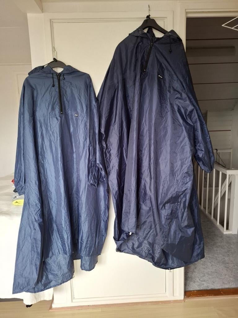 2 ruime waterdichte (kwaliteits)poncho's met mouwen, Ophalen of Verzenden, Nieuw, Regenpak, Heren