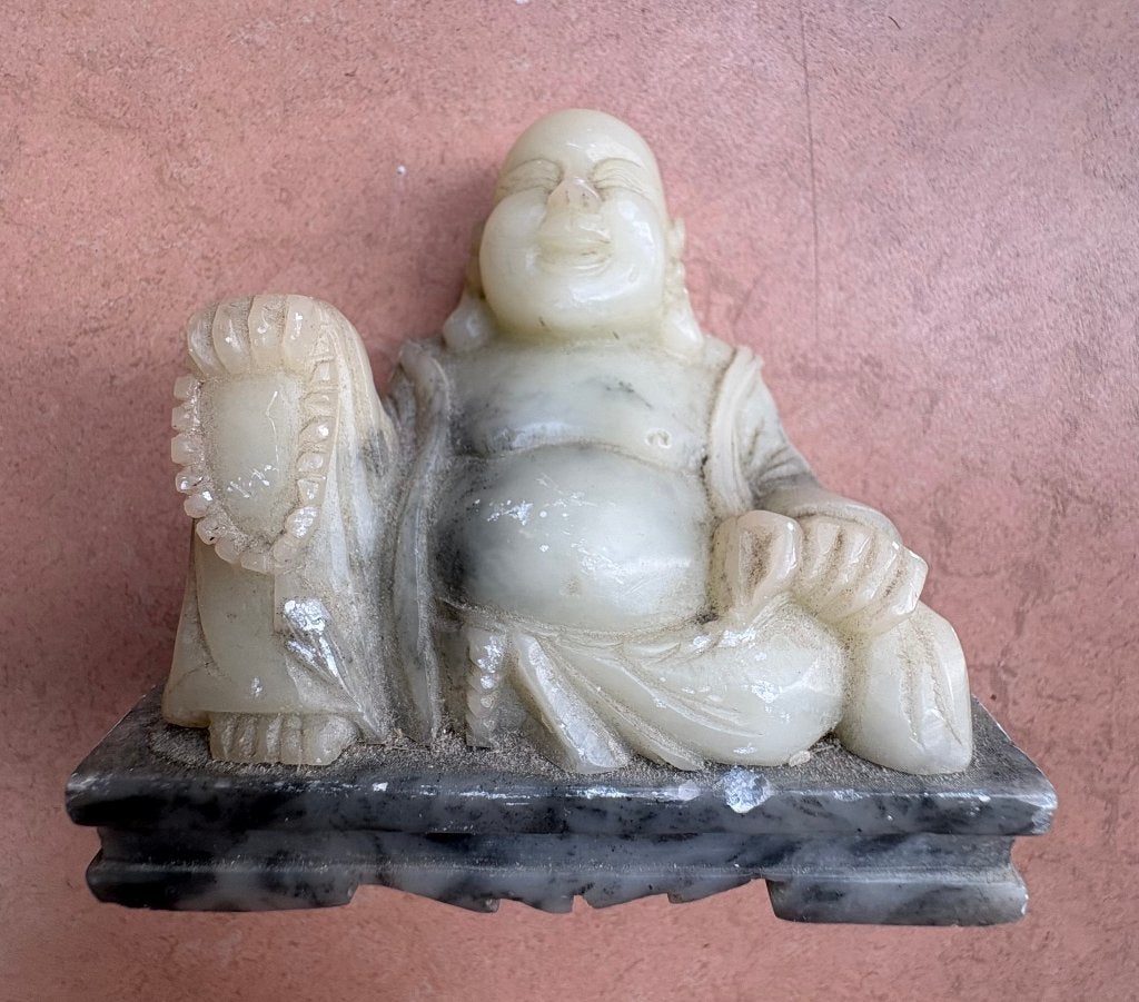 Mooie kleine lachende Boeddha, China, jaren '50, Steen/keramiek, Ophalen of Verzenden, China, Meerkleurig