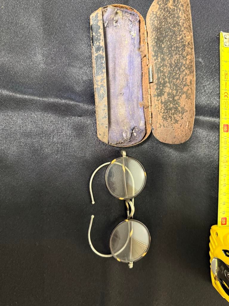 Antiek brilletje met etui, Ophalen