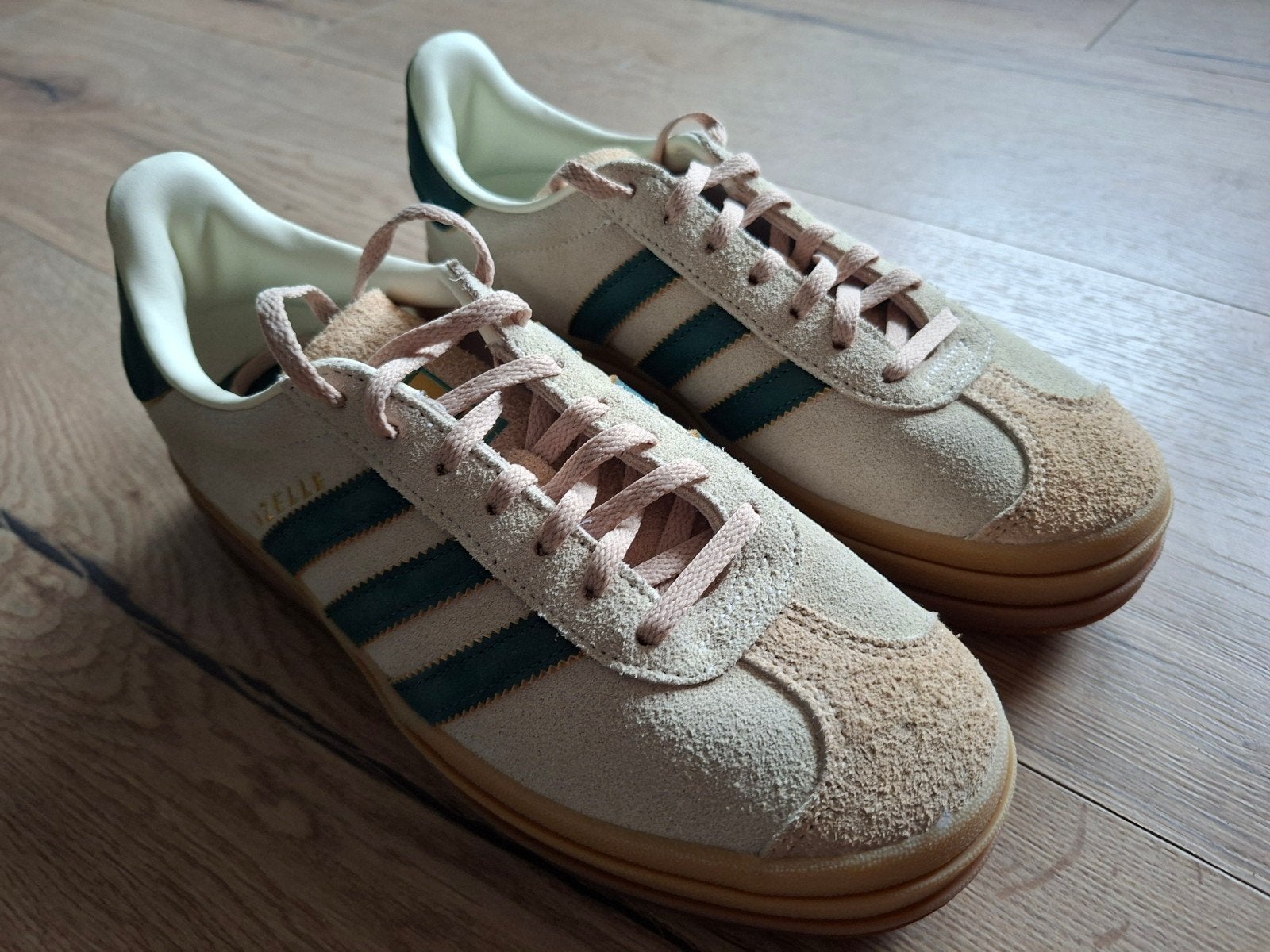 Adidas Originals Gazelle Bold - Lichtbeige/Donkergroen, Adidas Originals, Beige, Ophalen of Verzenden, Sneakers of Gympen