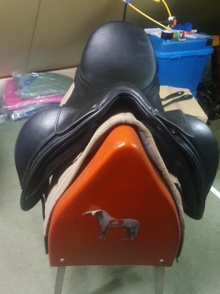 Dressz. Dikke wrongen MONO 17,5. Diverse zadels veelzijdig, Dieren en Toebehoren, Paarden en Pony's | Zadels, Ophalen, Zo goed als nieuw