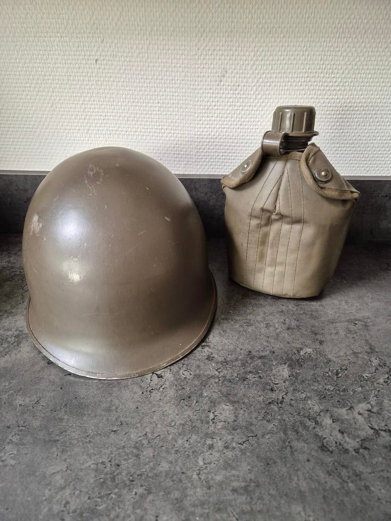 Legerhelm en veldfles, Ophalen of Verzenden, Overige soorten, Nederland, Helm of Baret