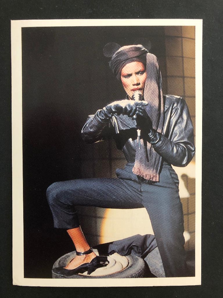 Grace Jones briefkaart - Pop & Rock Stars, Verzamelen, Ophalen of Verzenden, Nieuw, Foto of Kaart