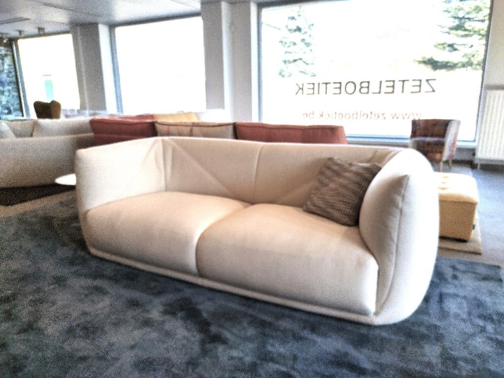Saba Italia Vela design bank toonzaalmodel met grote korting, Ophalen, Driepersoons, Zo goed als nieuw, Rechte bank