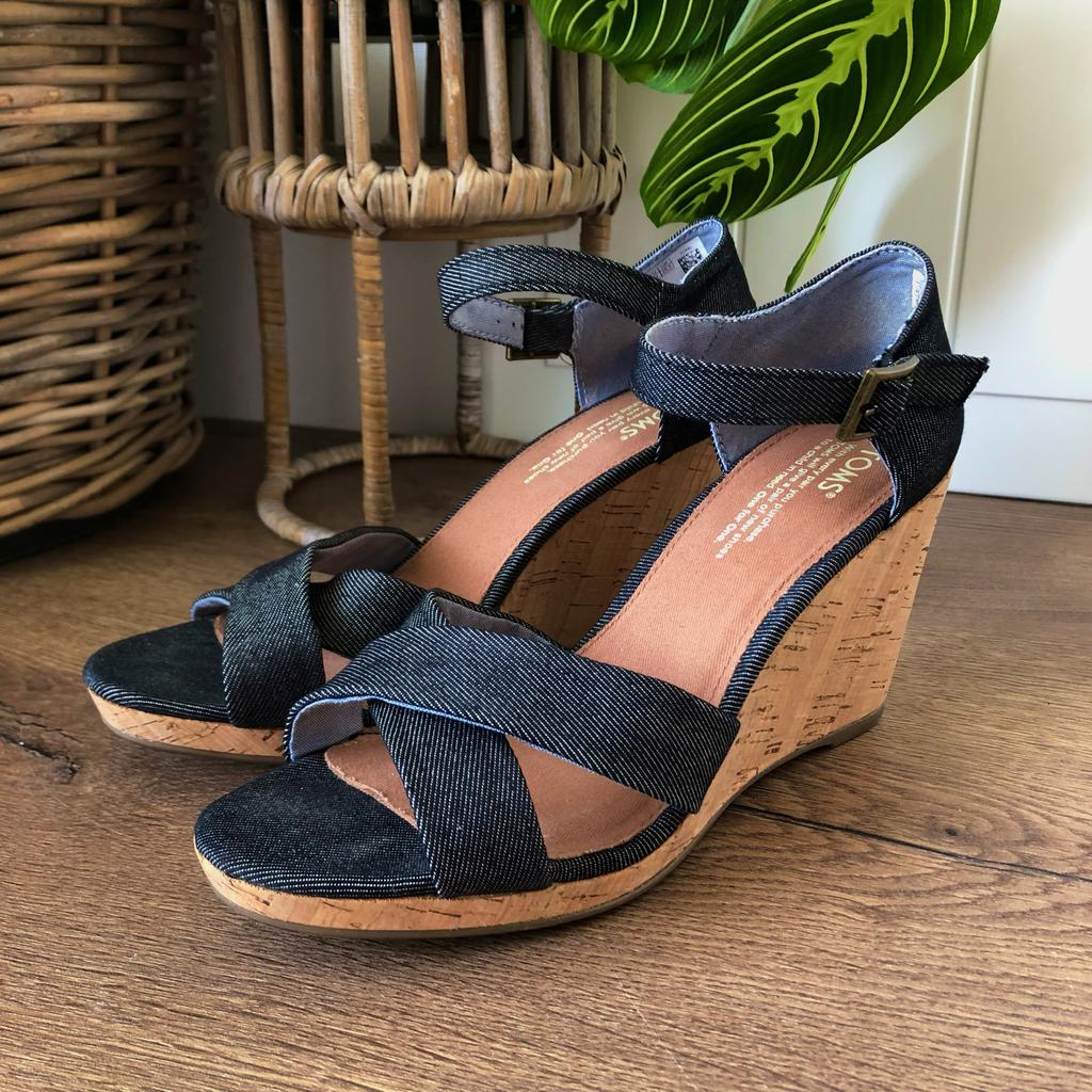 TOMS sleehak sandalen - denim blauw maat 39, Ophalen of Verzenden, Zo goed als nieuw, Blauw, Sandalen of Muiltjes