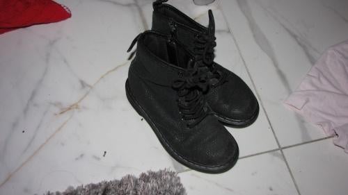 31 DR MARTENS stip boots, Zwart, Lage of Enkellaarzen, Ophalen of Verzenden, Zo goed als nieuw