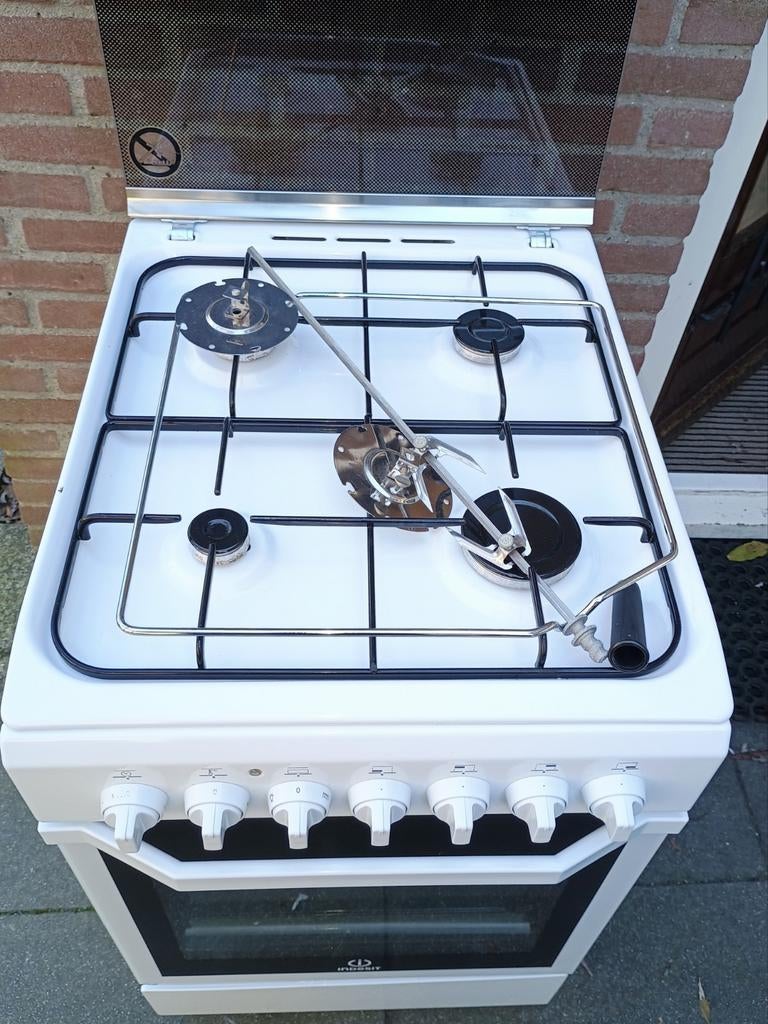 Indesit 50cm breed vrijstaand 4-pits gasfornuis I5GS1G(W)/NL, Gebruikt, Verzenden, ., Grill