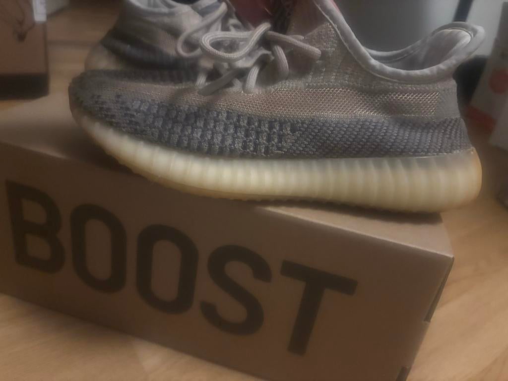 Adidas yeezy, Bruin, Ophalen of Verzenden, Sneakers of Gympen, Zo goed als nieuw