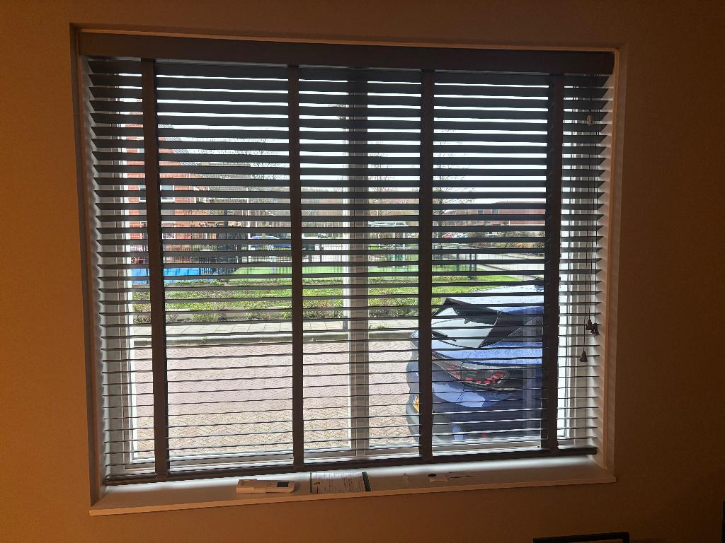Horizontale jaloezieën Luxaflex ( 1 stuk), Huis en Inrichting, Stoffering | Gordijnen en Lamellen, Ophalen of Verzenden, Grijs