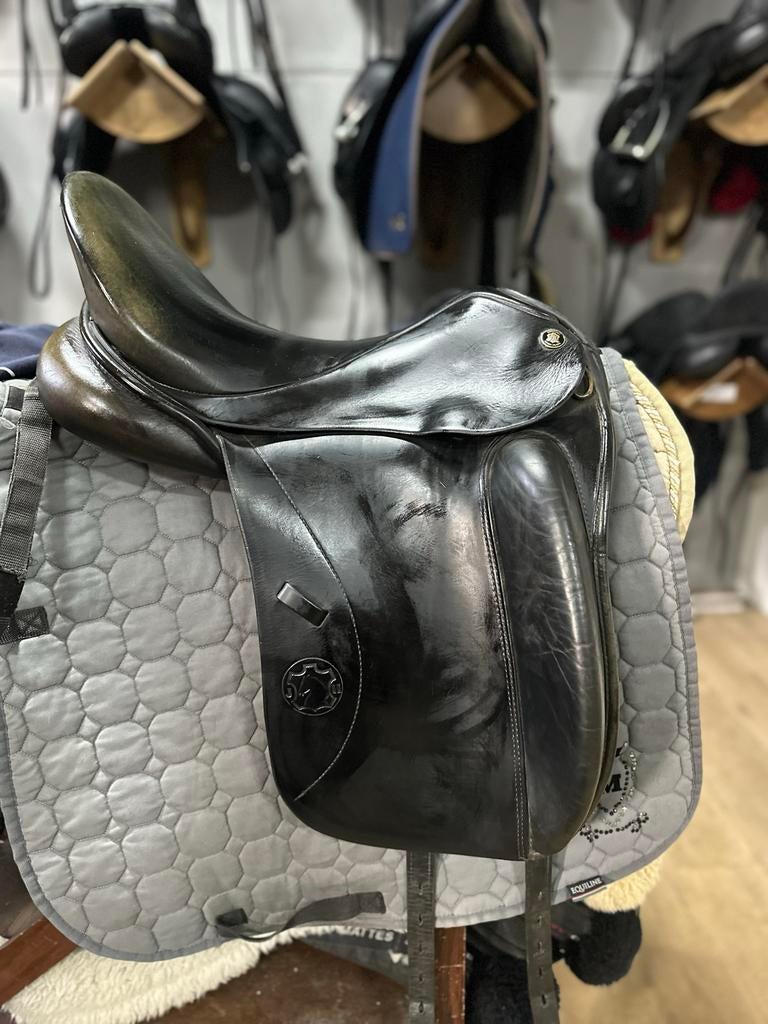 Henning dressuurzadel 16”, Dieren en Toebehoren, Paarden en Pony's | Zadels, Ophalen