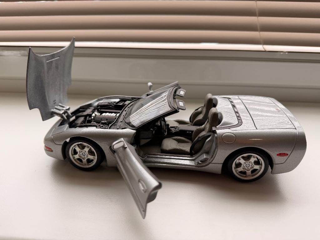 Bburago Chevrolet Corvette C5 1997 Grijs schaal 1:18, Ophalen, Zo goed als nieuw, Auto, Bburago