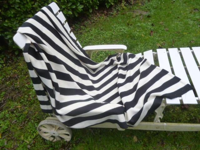 gebreide   Bretonse omslagdoek 180x160 cm zwart-wit, Ophalen of Verzenden, Zo goed als nieuw, Maat 46/48 (XL) of groter, Sjaal