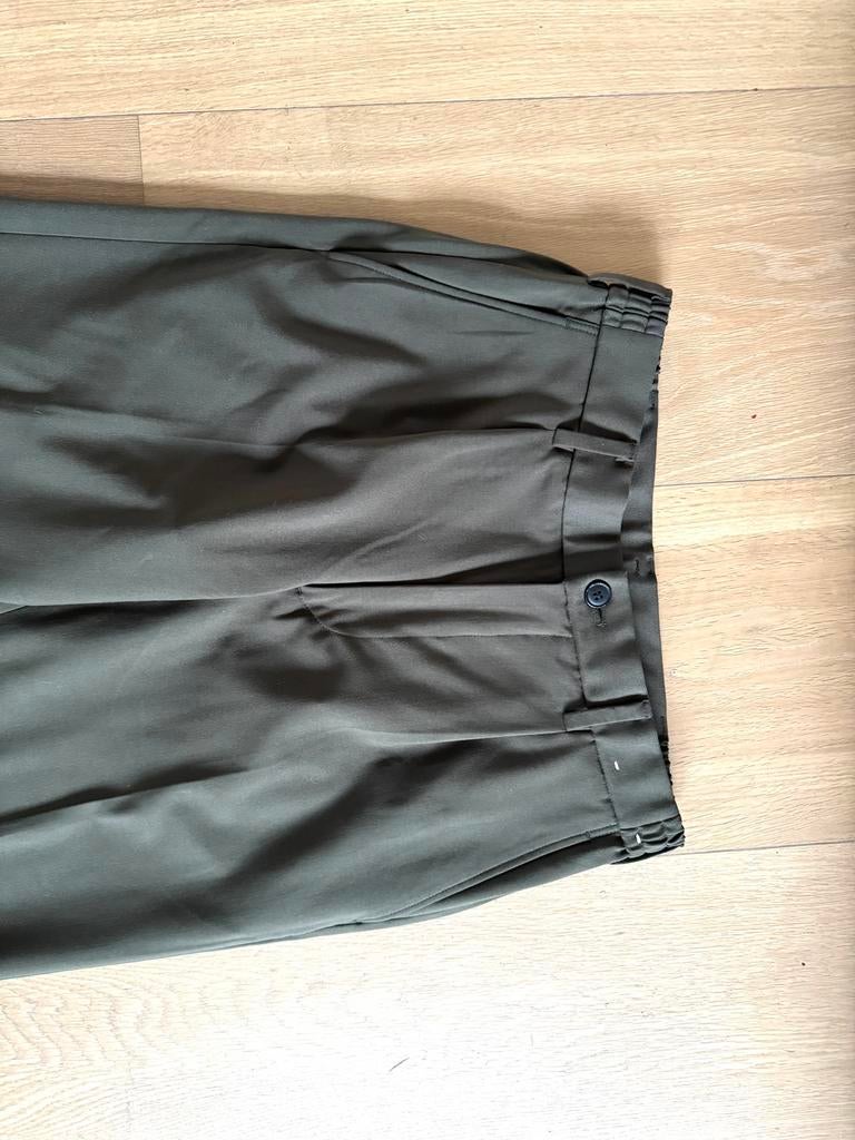 UNIQLO khakigroene groene broek bandplooi mt 40 CHCS, Kleding | Dames, Maat 38/40 (M), Uniglo, Ophalen of Verzenden, Zo goed als nieuw