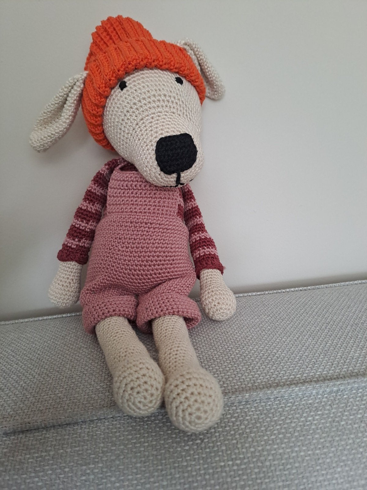 Gehaakte knuffel hond met oranje muts en roze tuinbroek, Zo goed als nieuw, Middelgroot (20 tot 80 cm), Hond, Ophalen of Verzenden