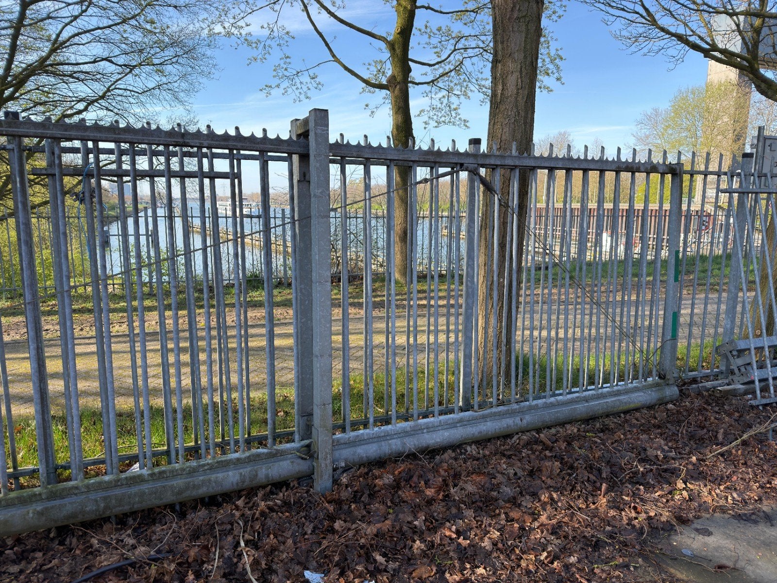 Robuust Spijlenhekwerk met Poort - Gegalvaniseerd IJzer, Ophalen, Met poort, Gebruikt, Spijlenhekwerk