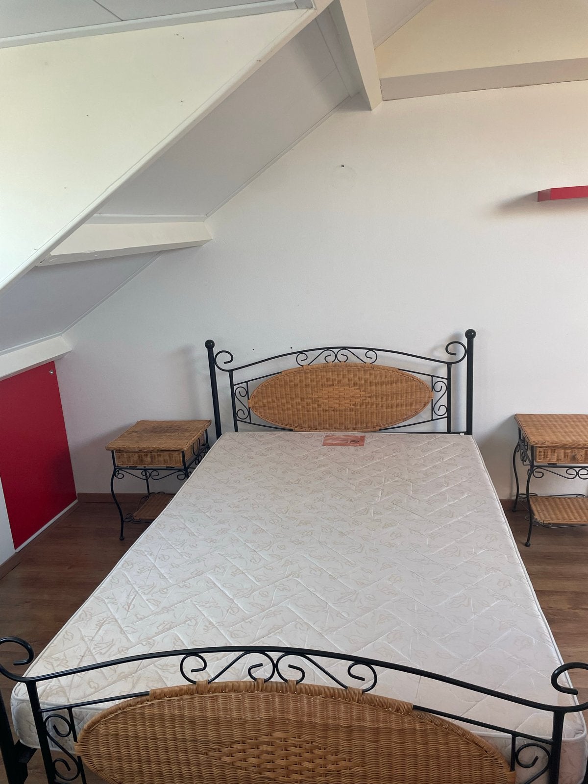 Metalen bed met rieten details,nachtkastjes,make up tafeltje, Ophalen, Gebruikt, Zwart, Tweepersoons
