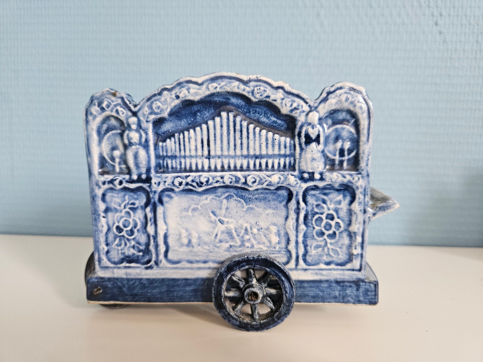 Delfts-blauw miniatuur draaiorgel op wielen, Ophalen