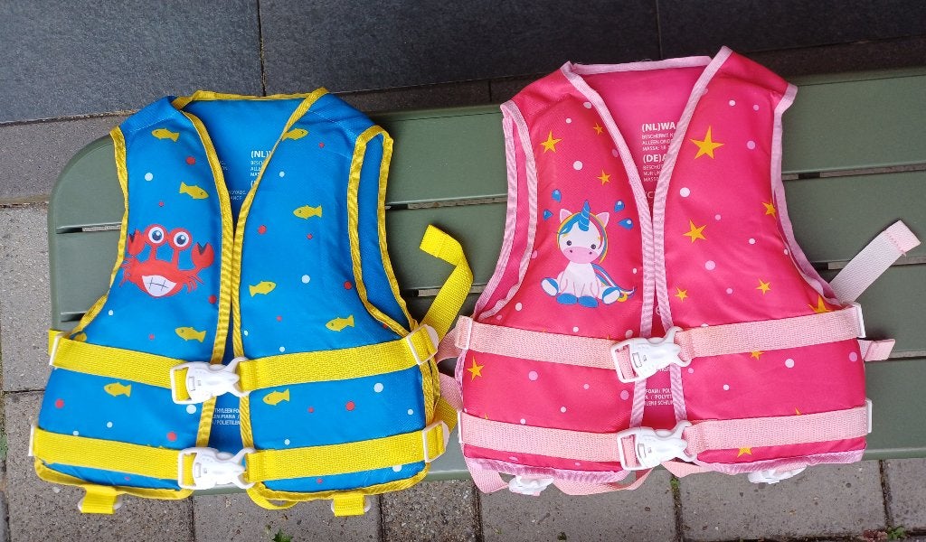Zwemvesten 2 stuks, Kinderen en Baby's, Kinderkleding | Kinder-zwemkleding, Ophalen, Zo goed als nieuw, Jongen of Meisje, Zwem-accessoire