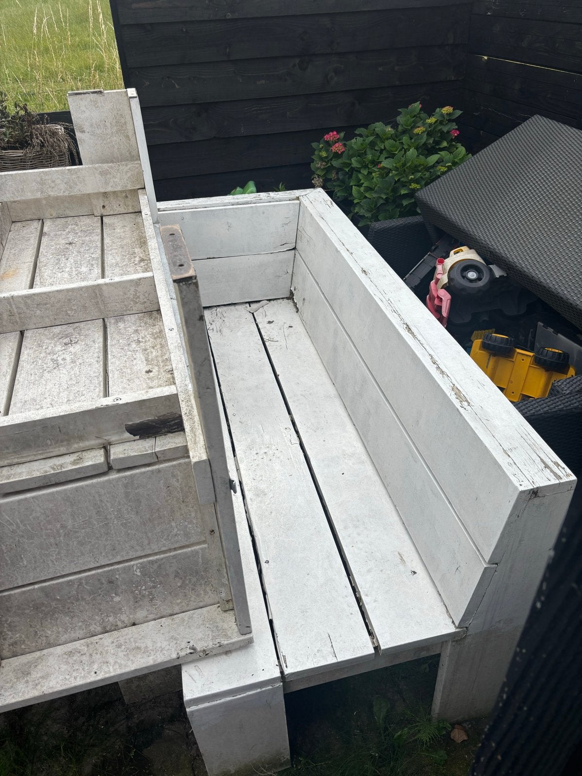 GRATIS!!!Houten hoekbank en tafel - opknapper met kussens., Ophalen, 4 zitplaatsen, Gebruikt, Hout