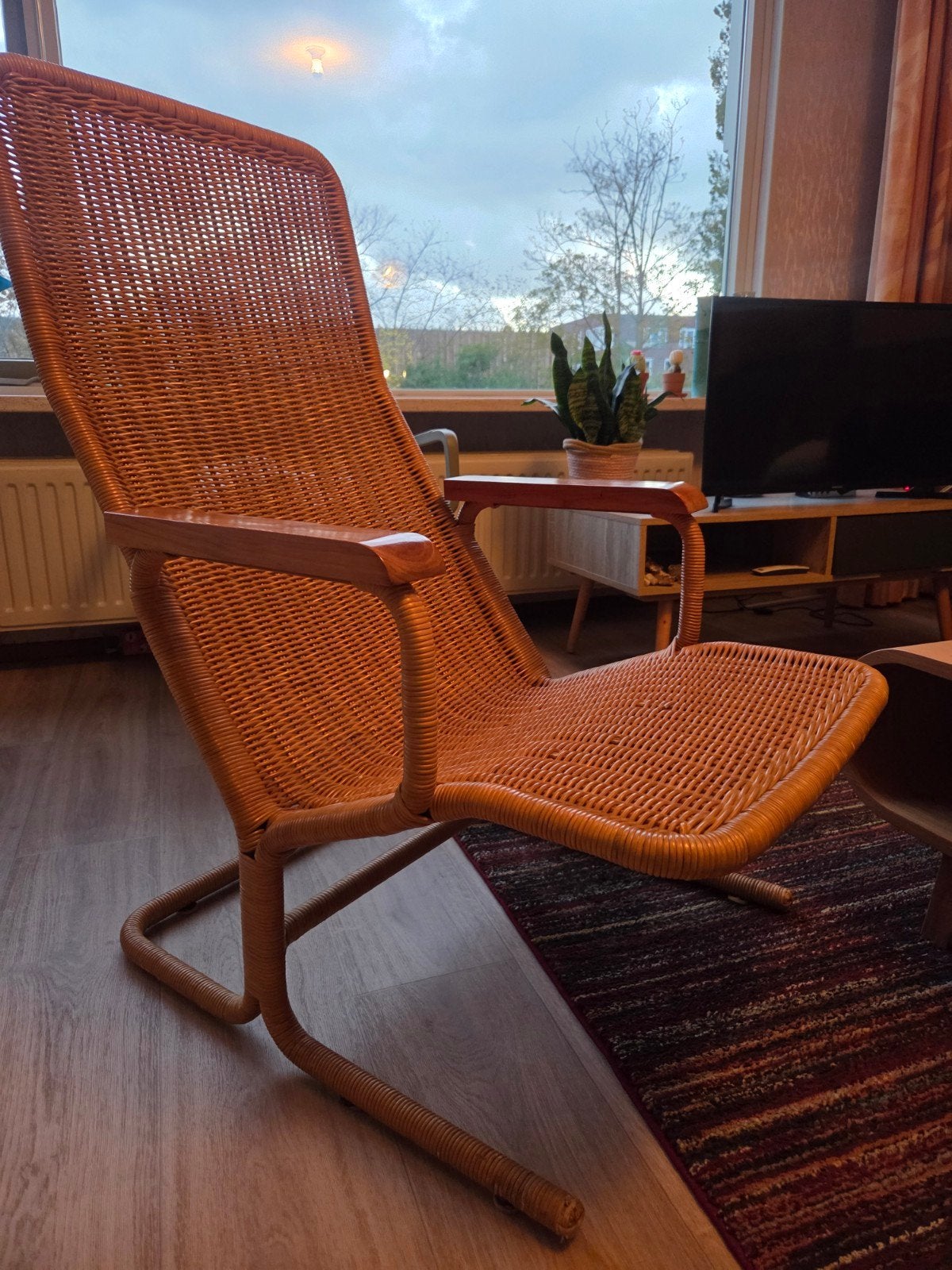 Rotan fauteuil met houten armleggers, Ophalen, Vintage jaren 60, Gebruikt, Bruin
