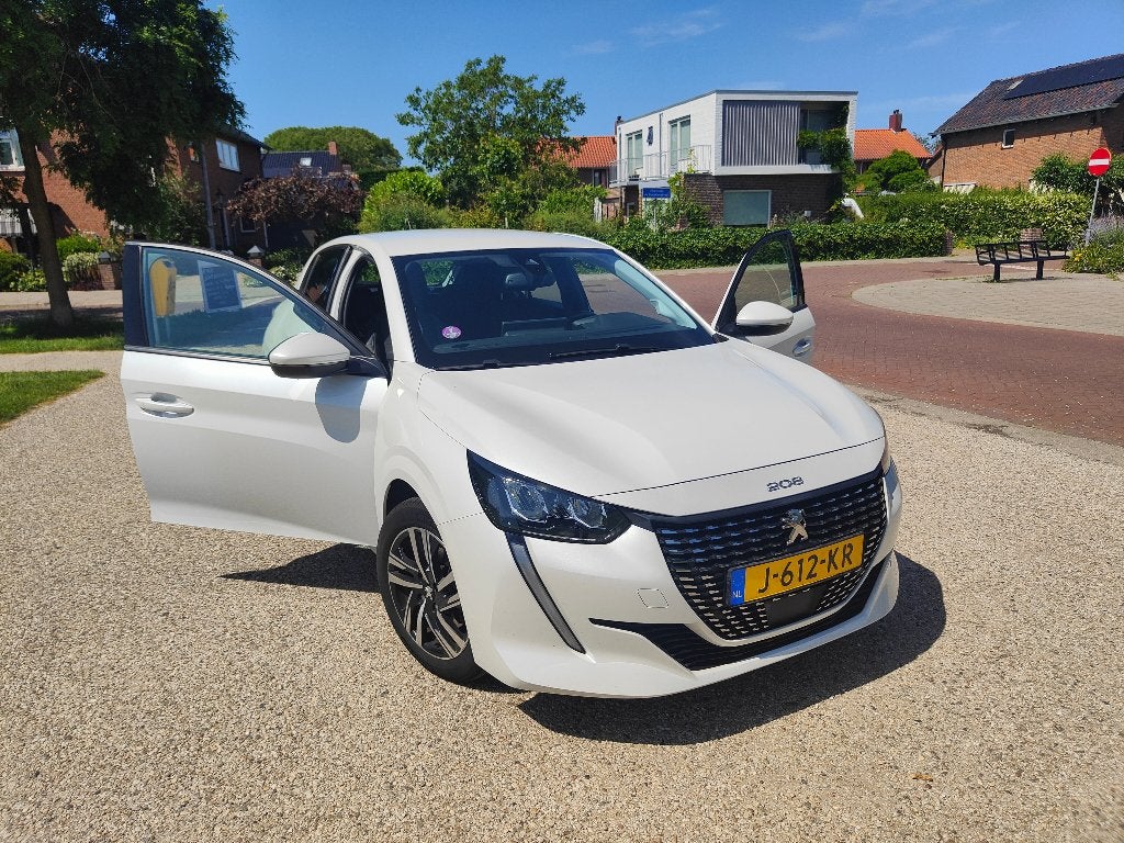 Peugeot 208 Allure 1.2 PureTech 100 PK, Voorwielaandrijving, Stof, Zwart, 100 pk