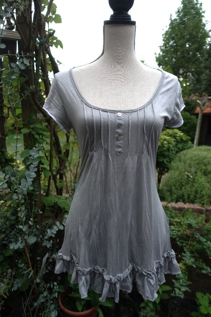 romantisch grijs jurkje met wit ondershirt en ruffles 36-38, Ophalen of Verzenden, Zo goed als nieuw, Maat 36 (S), Grijs