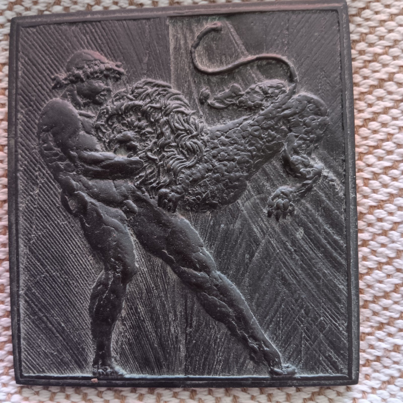 Bronzen plaquette 'Gilgamesh' door A. van Rooijen, Antiek en Kunst, Minder dan 20 cm, Ophalen of Verzenden, Scène, Beeld