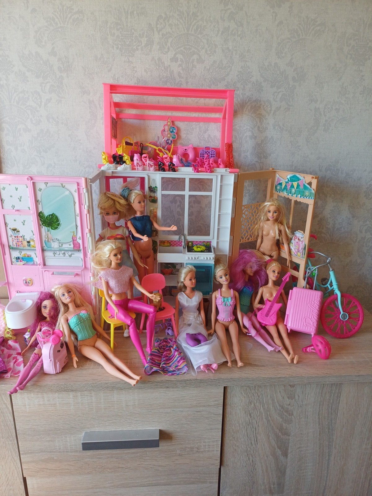 Grote Barbie set met poppen, huis, fiets en accessoires, Ophalen of Verzenden, Gebruikt, Barbie