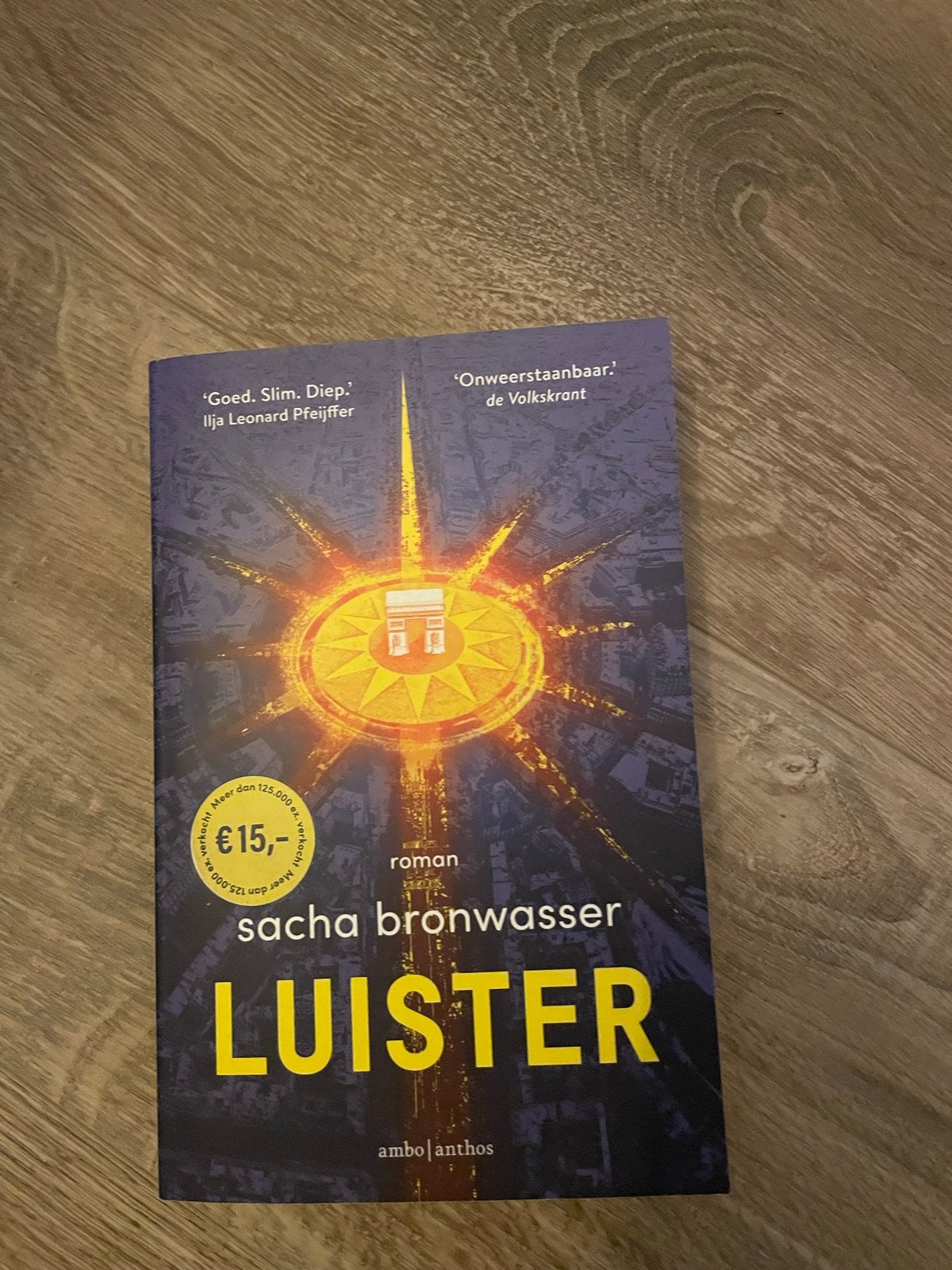 Luister - Sacha Bronwasser (roman), Boeken, Ophalen of Verzenden, Zo goed als nieuw