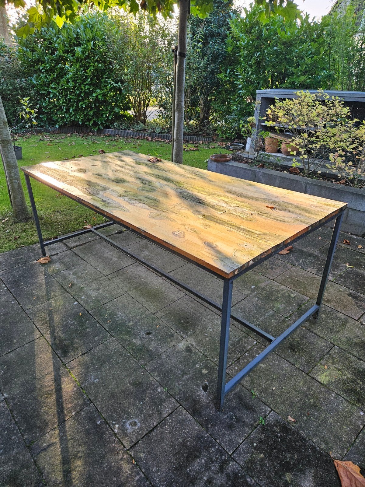 Tuintafel met houten blad en metalen onderstel, Gebruikt, 100 tot 150 cm, Vijf personen of meer, Rechthoekig