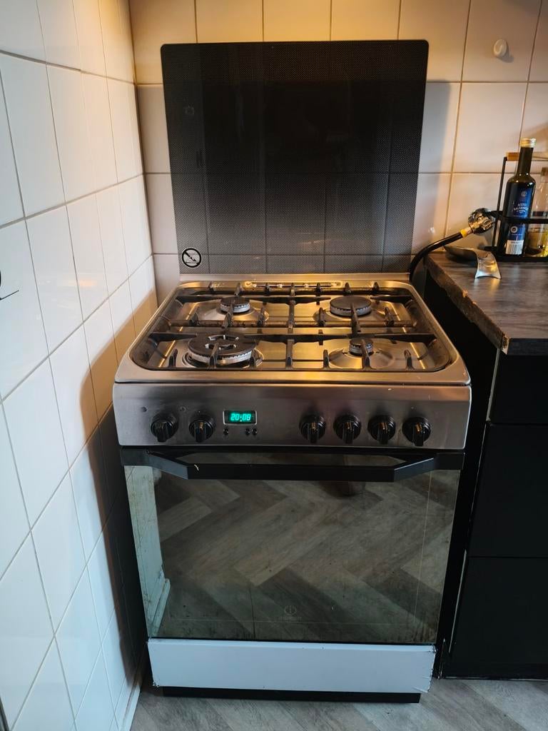 Indesit gasfornuis met oven, Ophalen, Gebruikt, 4 kookzones, Gas